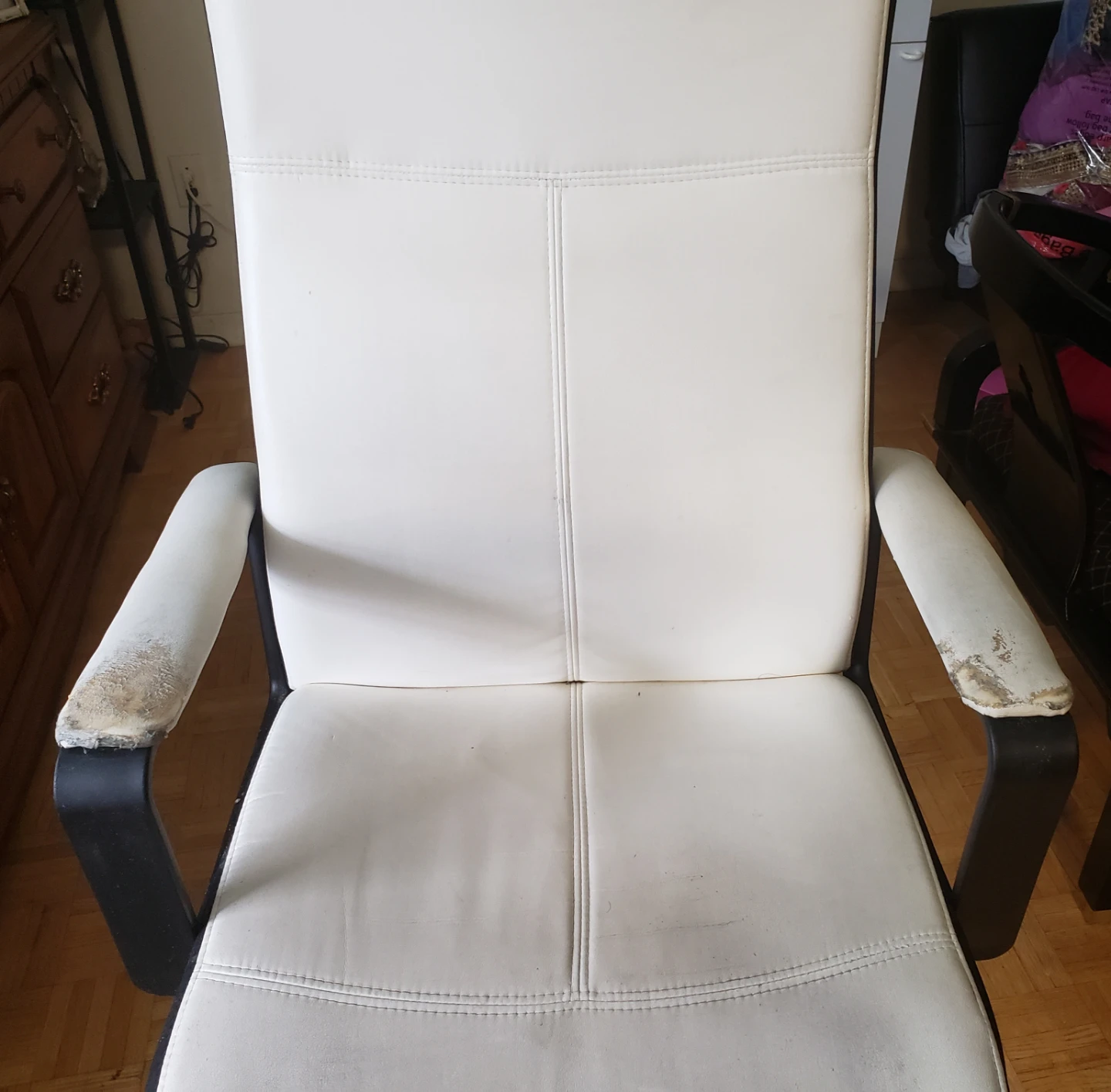 White computer Chair.