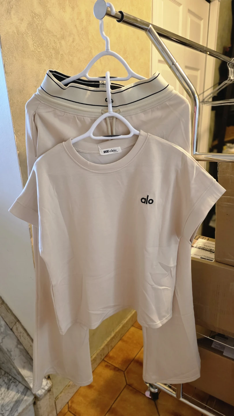 ALO Yoga Set - Cropped Top & Pants - photo 3
