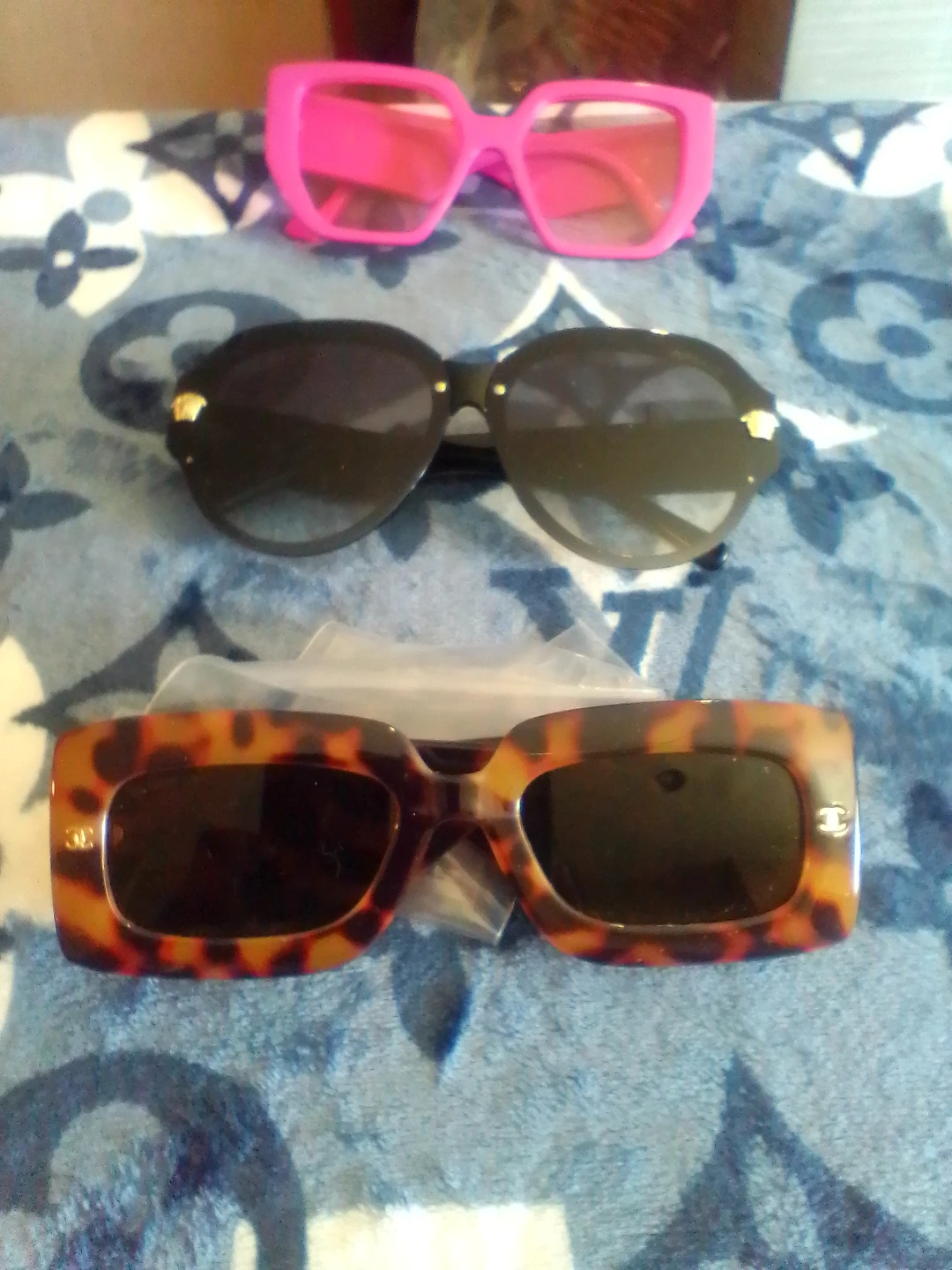 BUNDLE SALE: 1 Crossbody purse, 1 wallet and 1 sunglasses $200