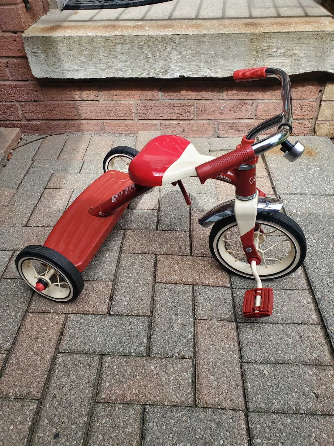 Radio Flyer Classic Red Tricycle - photo 4