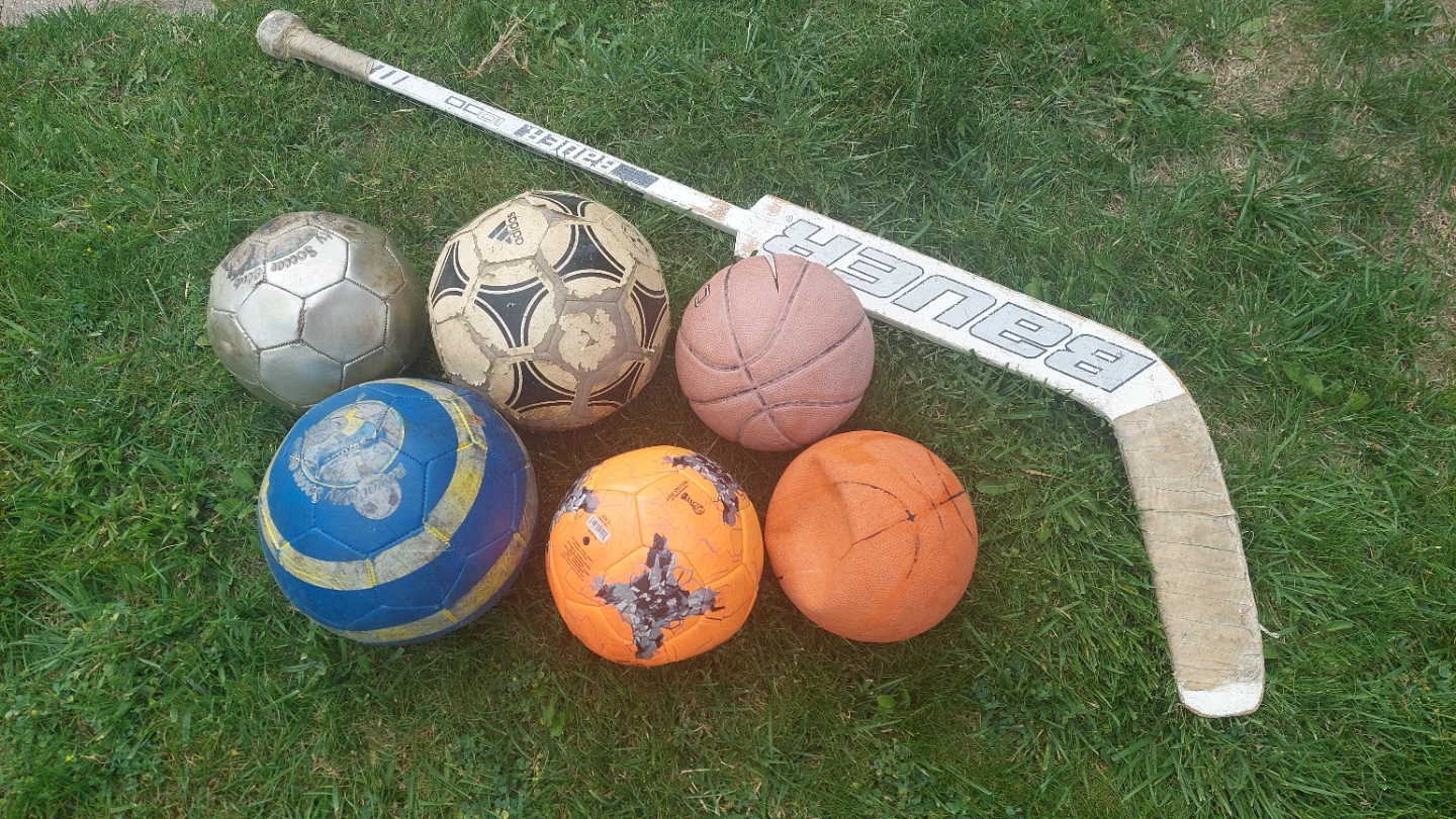 Assorted Balls - 4 soccer & 2 basketball