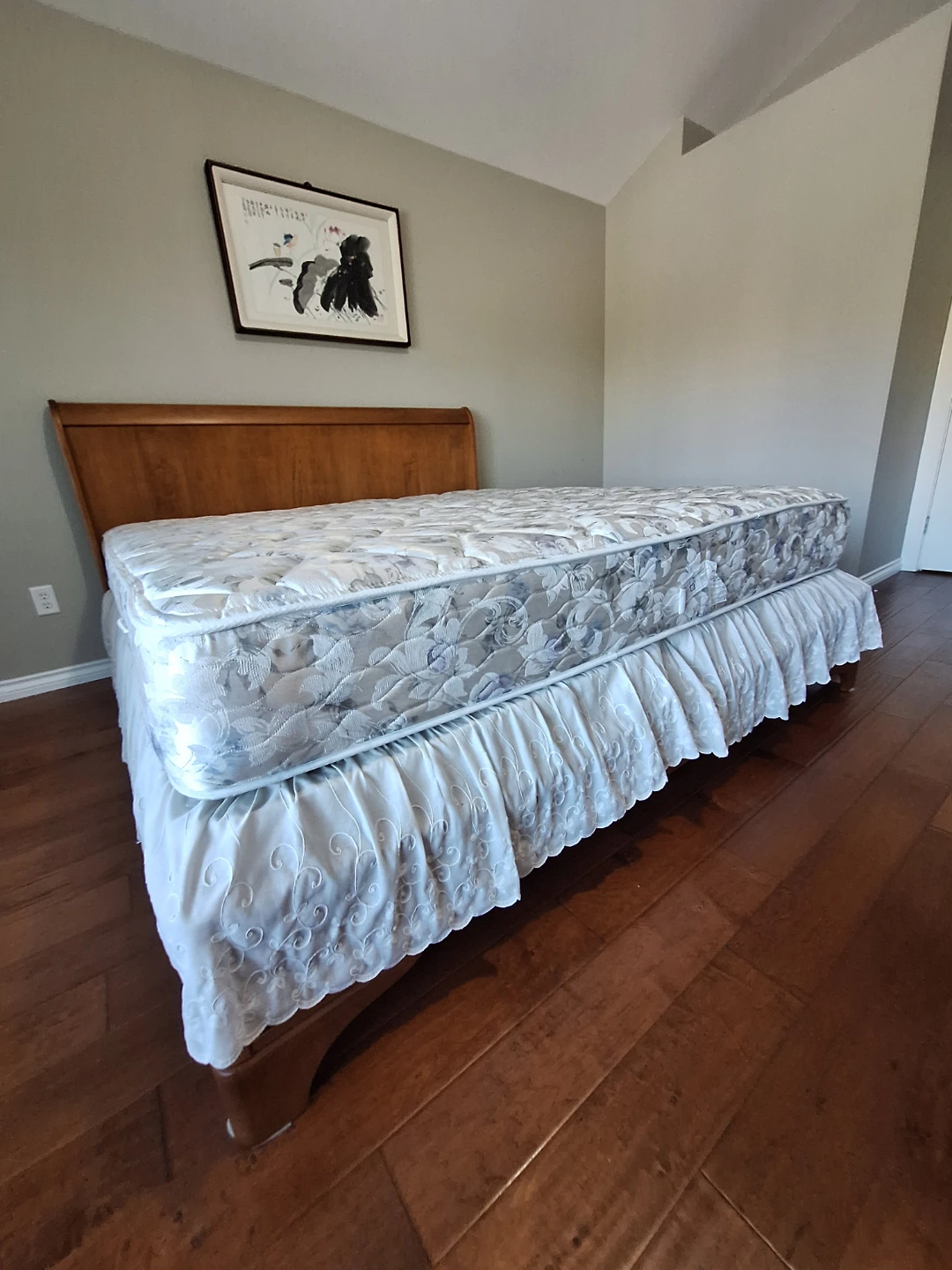 🆓️️Simmons Beautyrest King Size Mattress & 🆓️Bed Frame. - photo 5