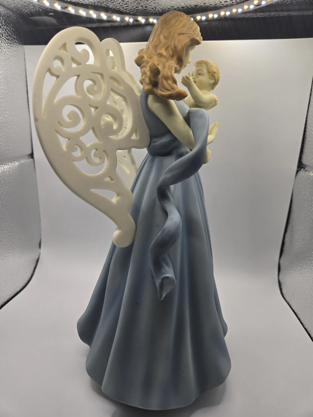 Angel Figurine Holding her Baby (Musicbox) - Collectible - photo 3