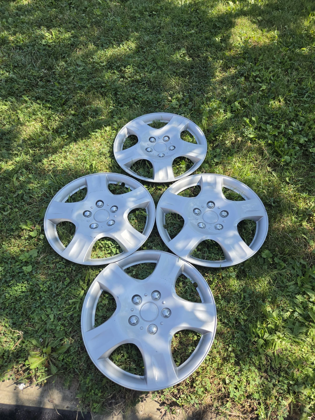 Set of 4 Silver Hubcaps R16