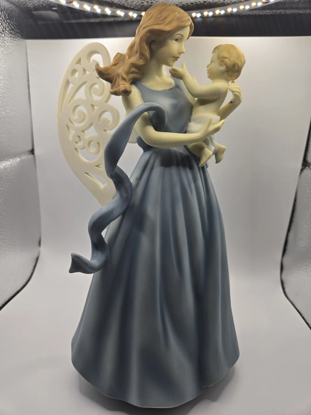 Angel Figurine Holding her Baby (Musicbox) - Collectible - photo 2