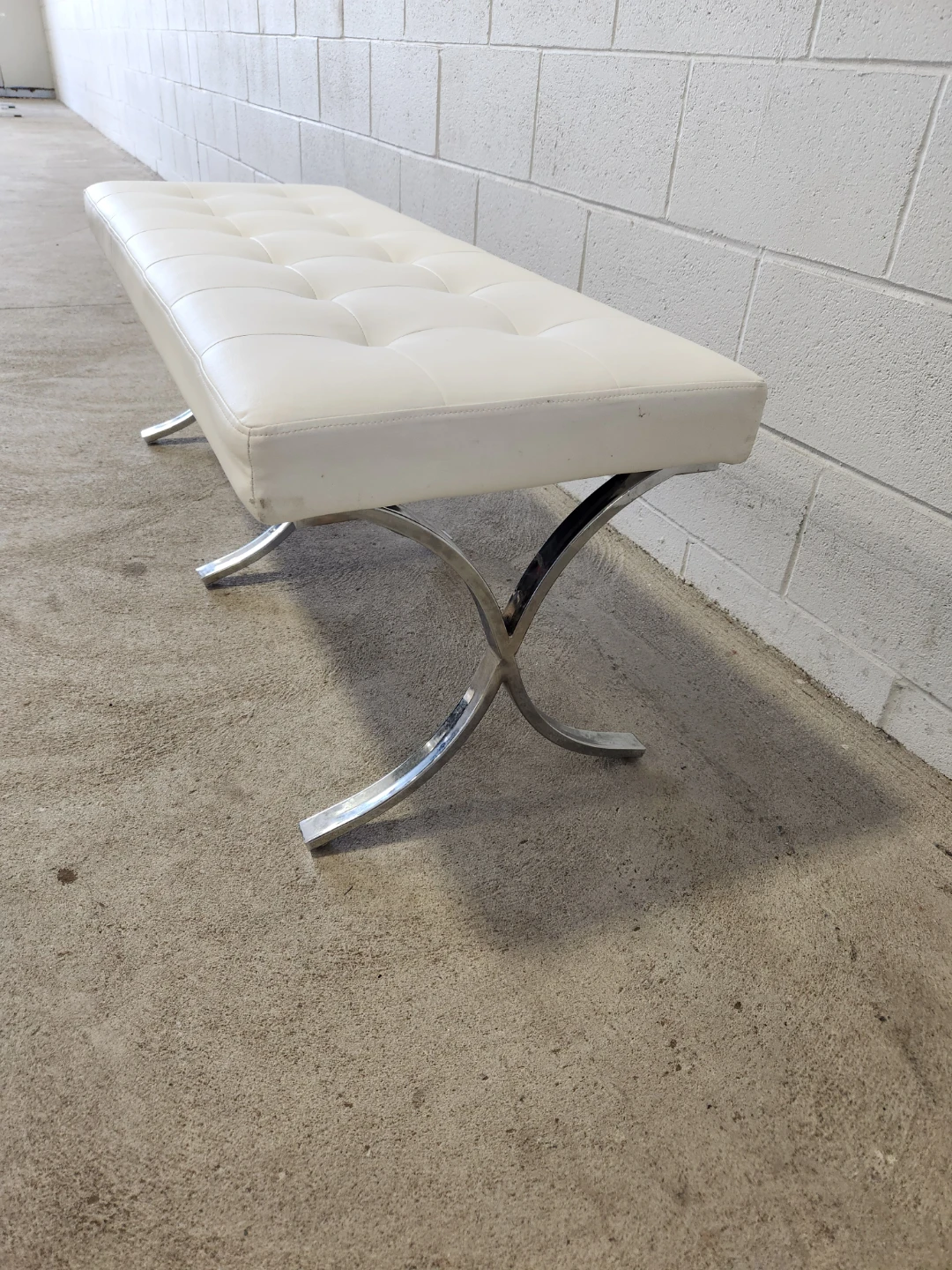 🇨🇦  White Faux Leather Tufted Bench with Chrome Legs - photo 3