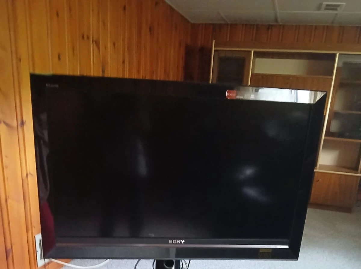 Vintage Sony tv with remote and flat stand