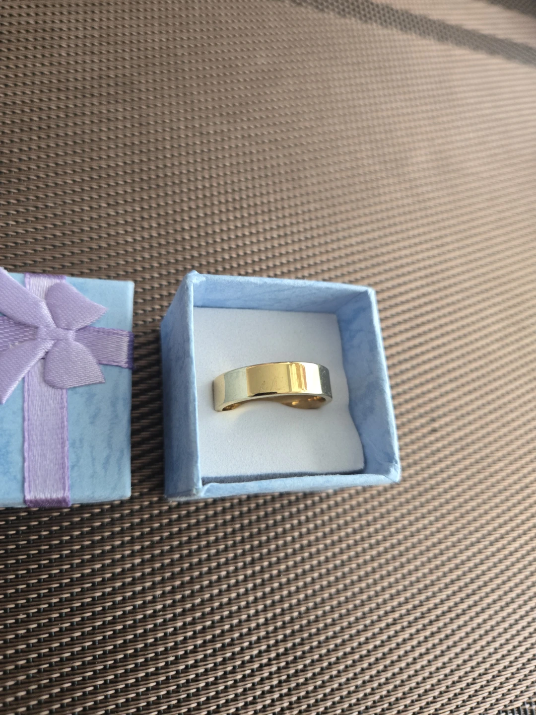 Gold band ring in gift box - photo 2