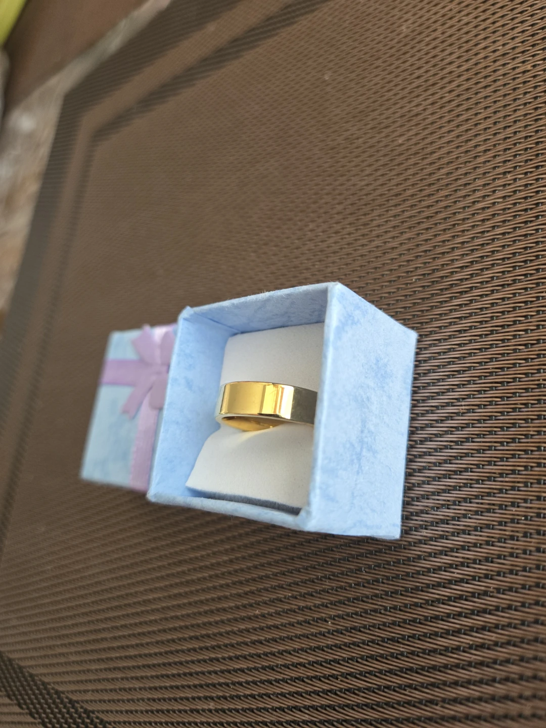 Gold band ring in gift box - photo 3