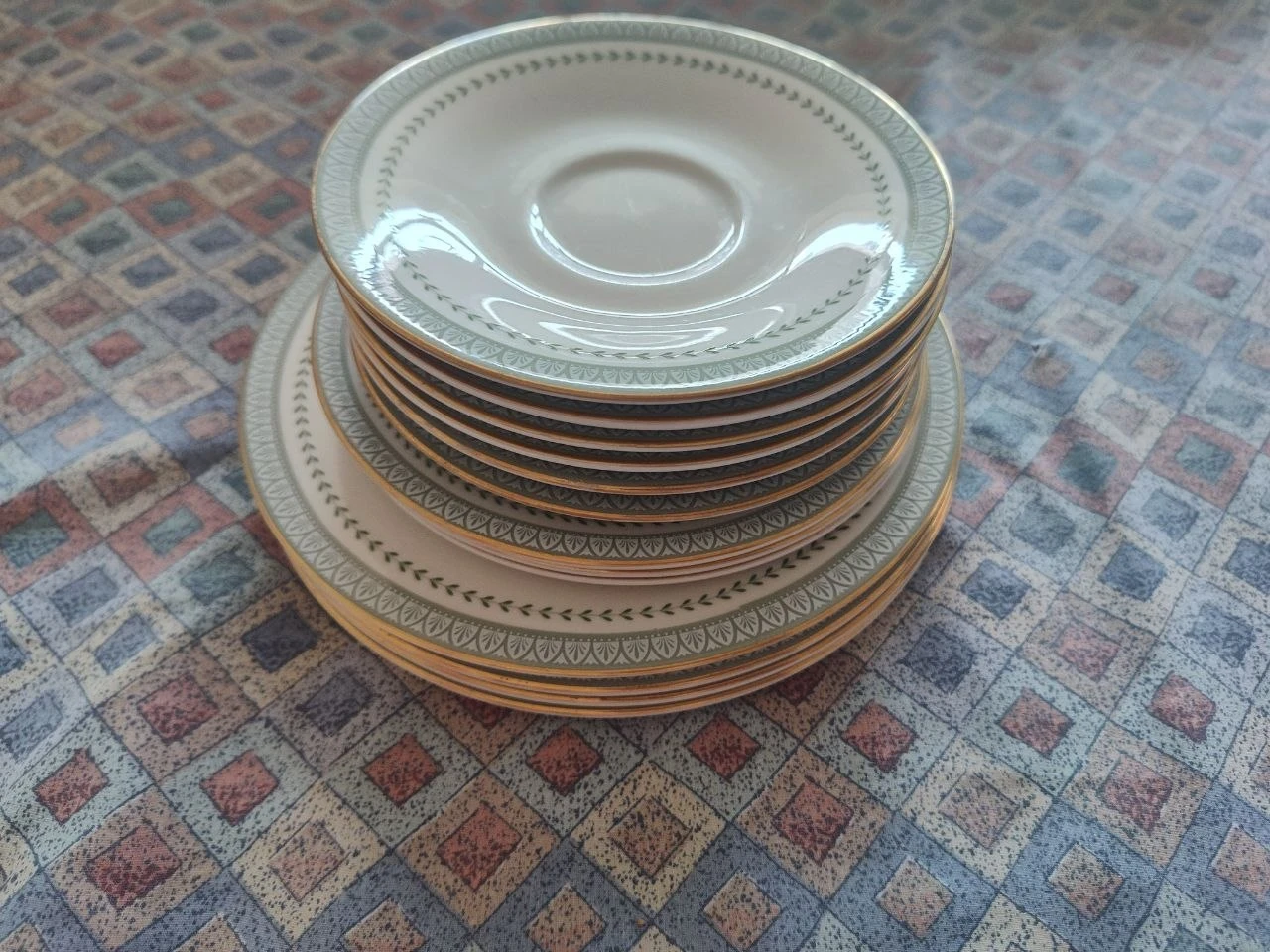 Vintage Royal Doulton Berkshire Plates & Saucers (TC 1021)