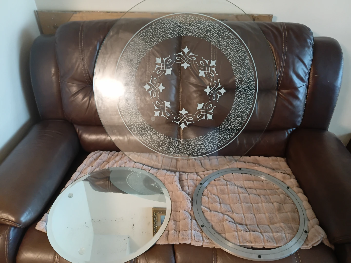 Round glass tabletop with decorative etching - photo 4