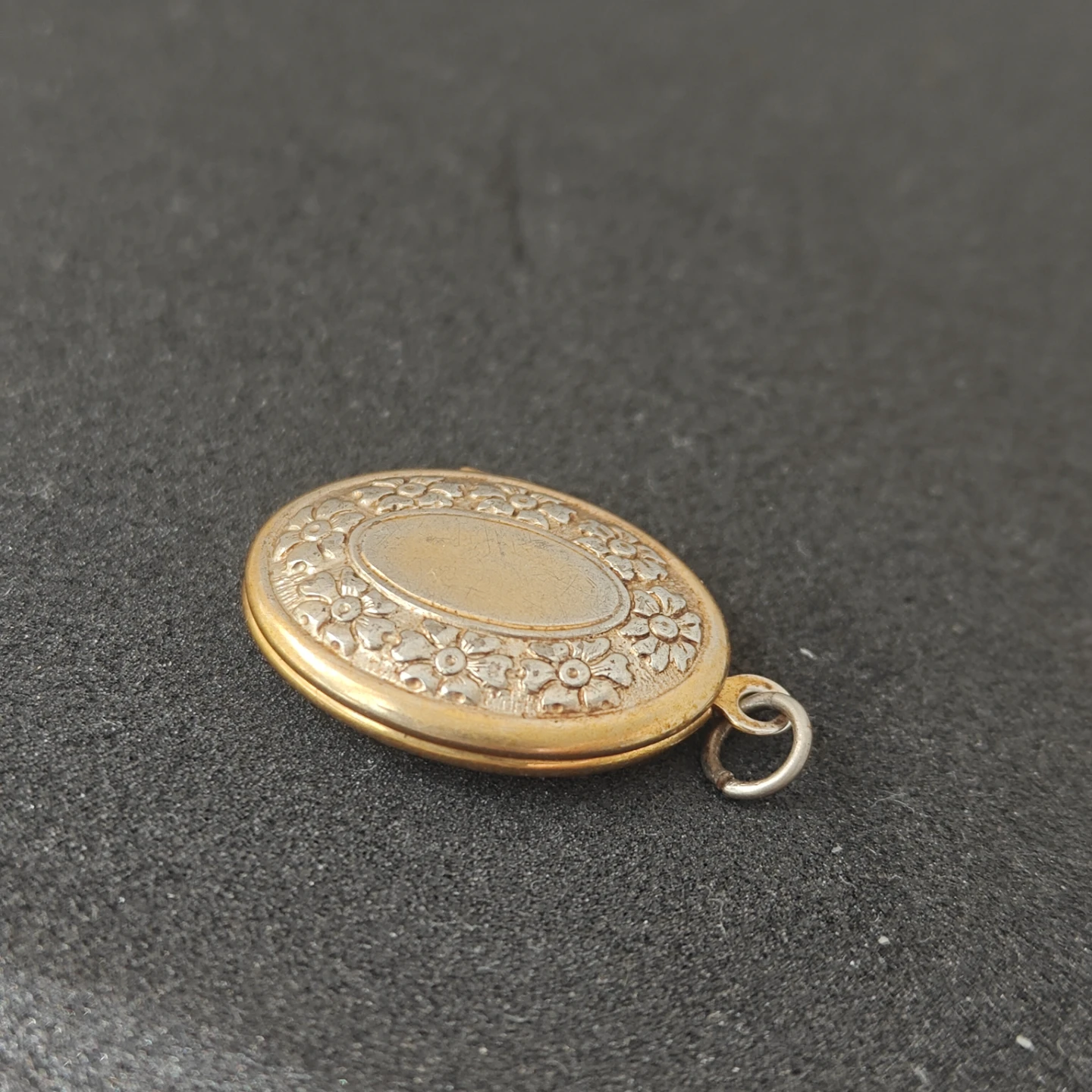Vintage Gold toned Oval Locket Pendant - photo 4