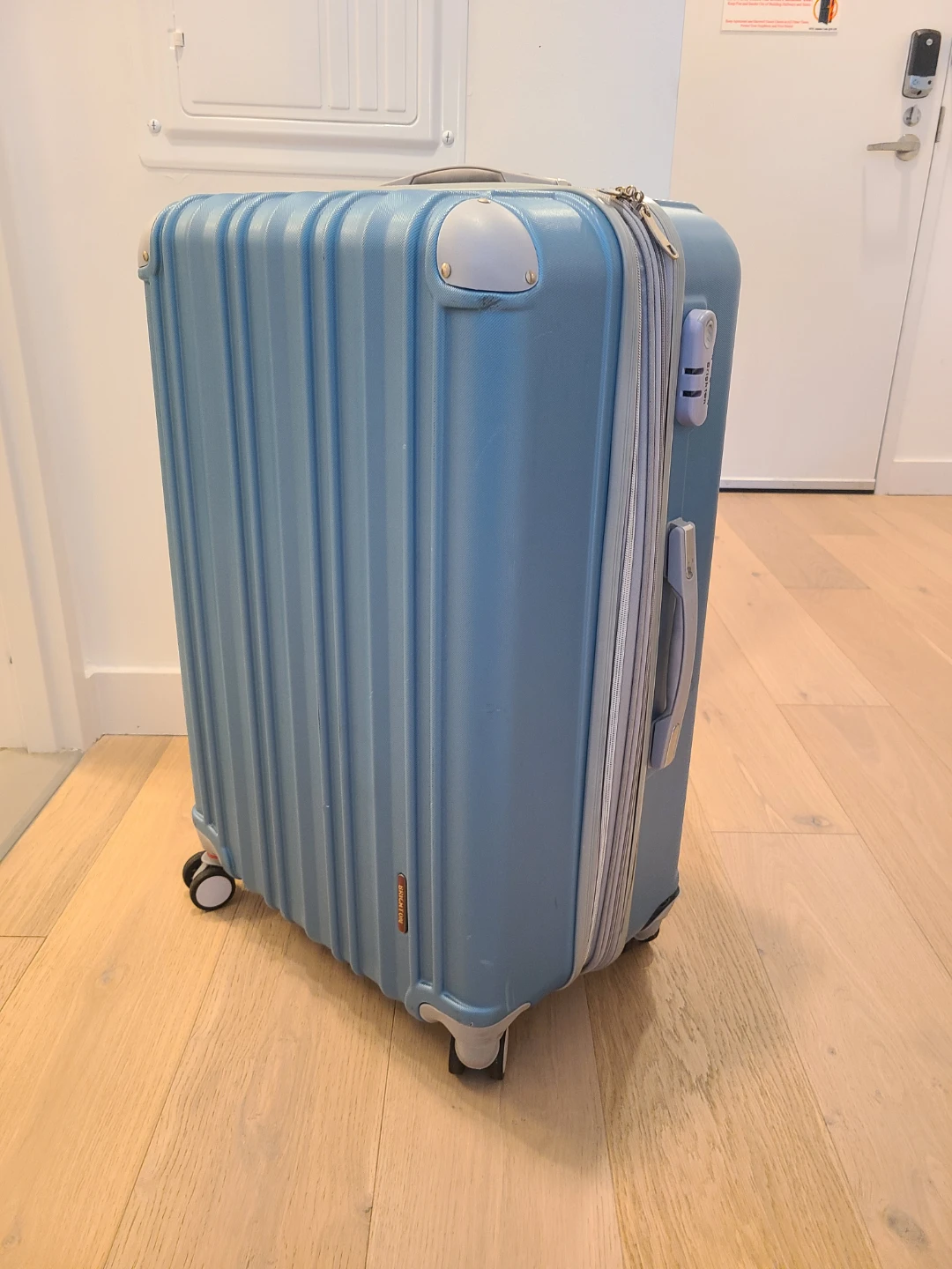 Bariton Expandable 28-inch  Luggage
