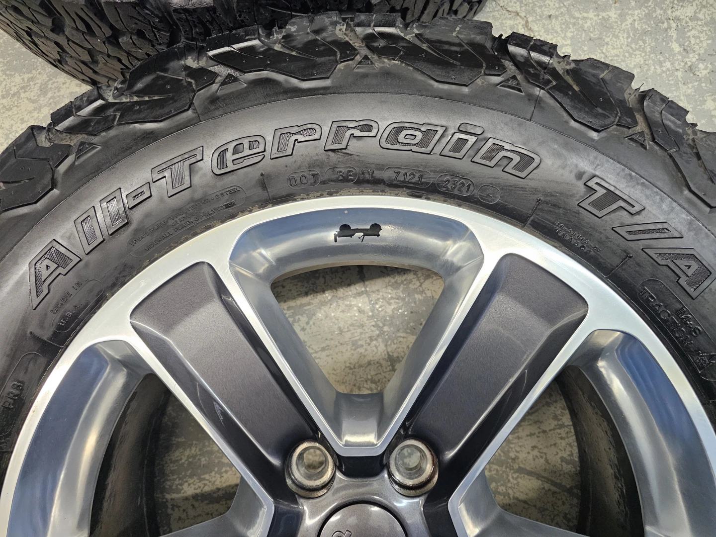 JEEP WRANGLER O.E.M RIMS AND ALL TERRAIN TIRES 255/70 R18 - photo 4