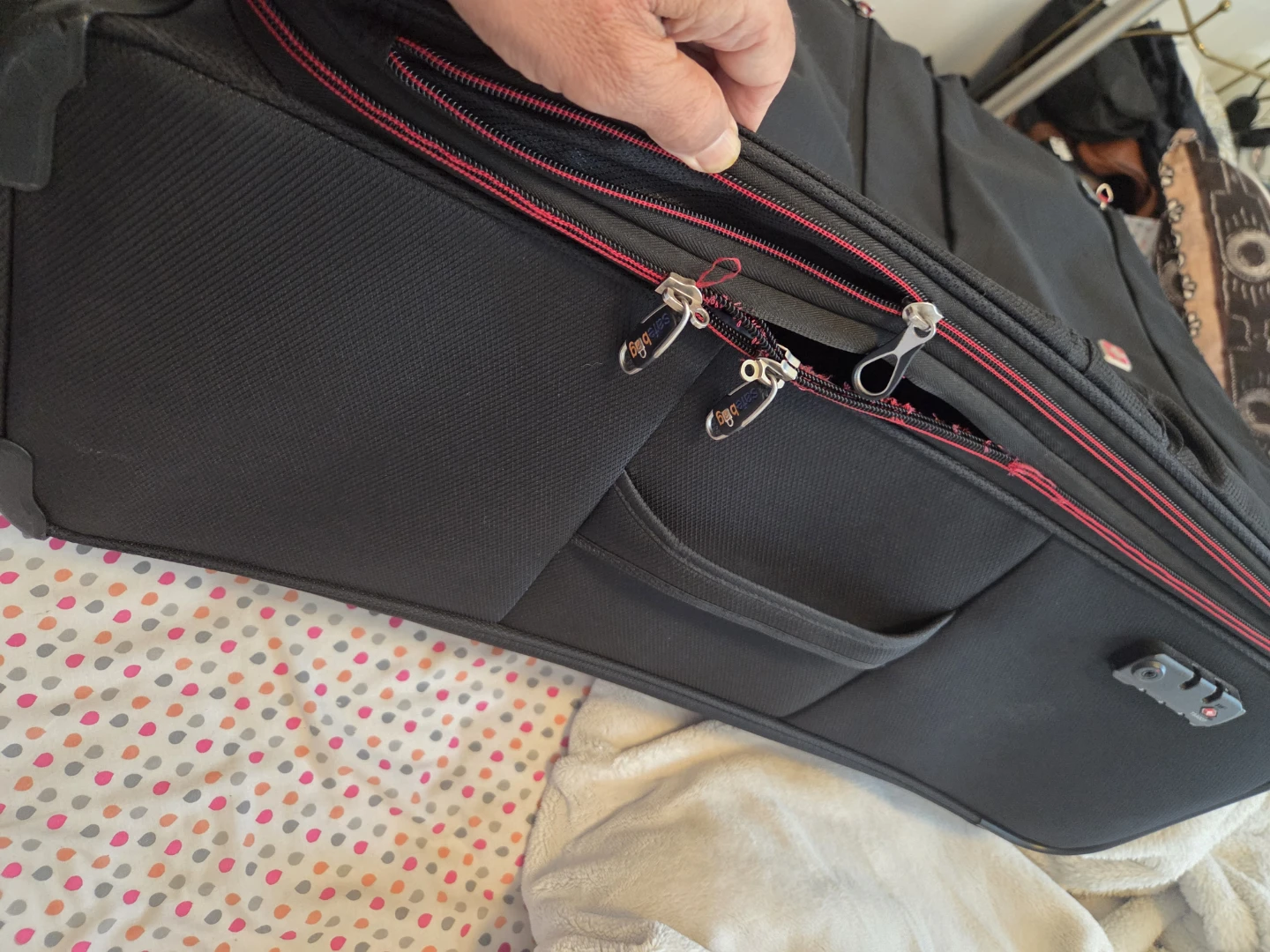 Black Swiss Gear Rolling Suitcase - photo 5