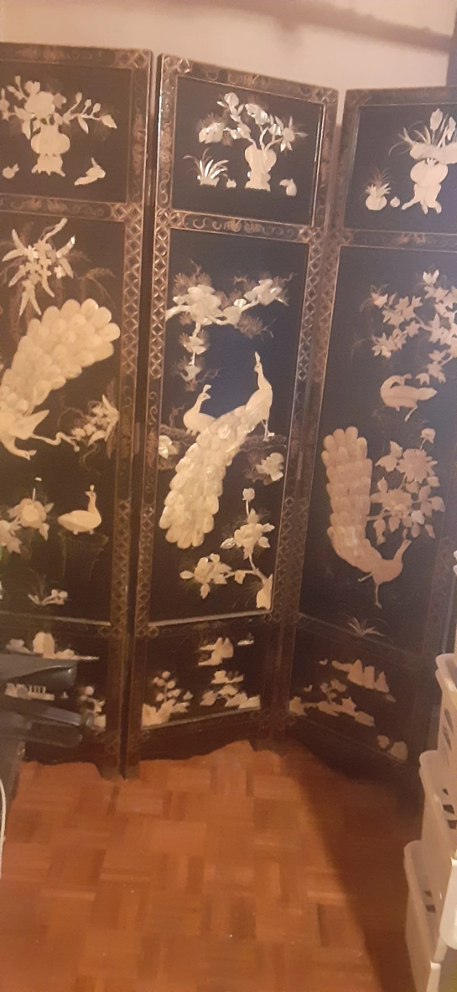 Decorative folding screen with peacocks