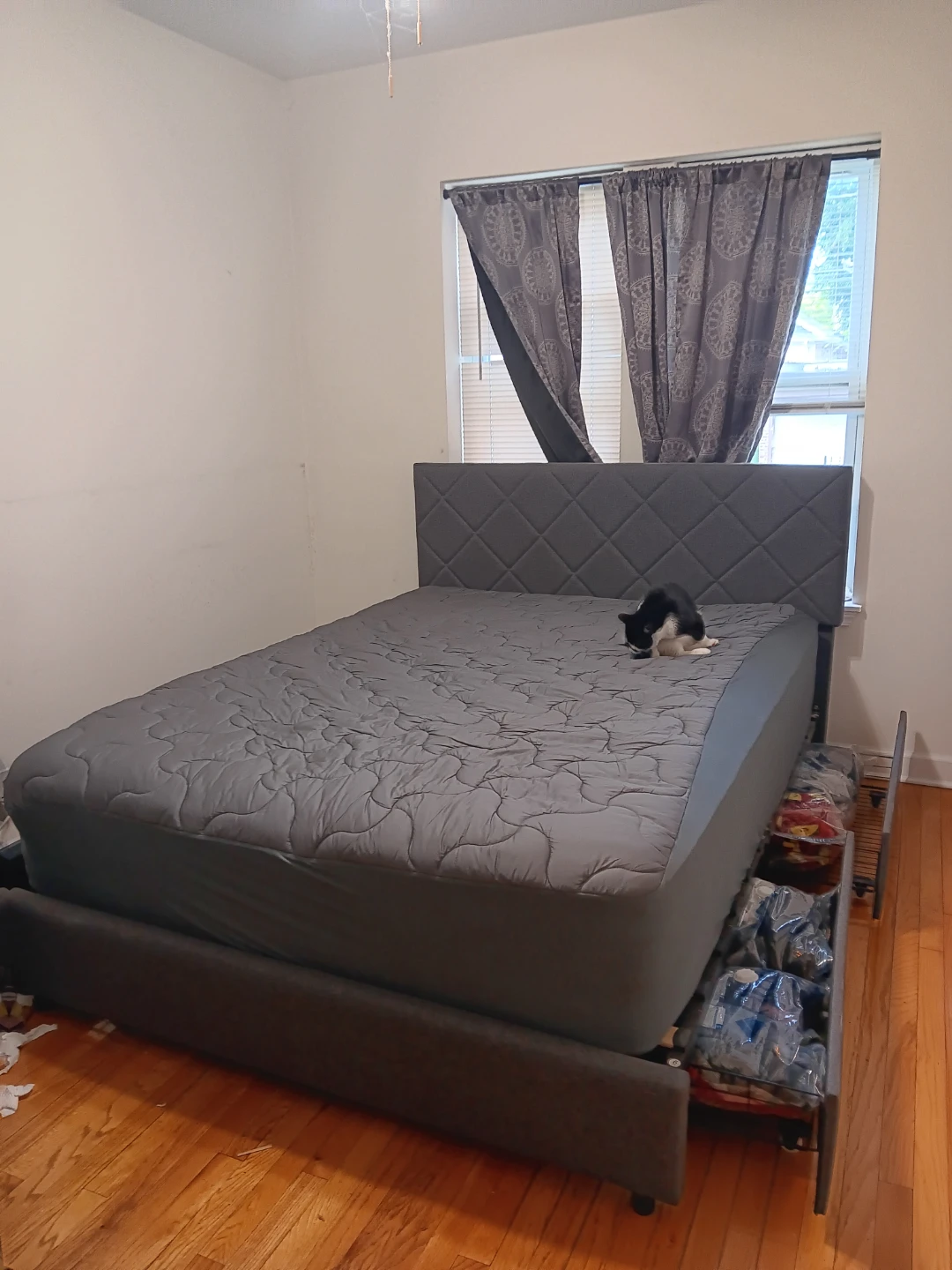Queen bed bed frame with 4 drawers 2 years old grey - photo 2