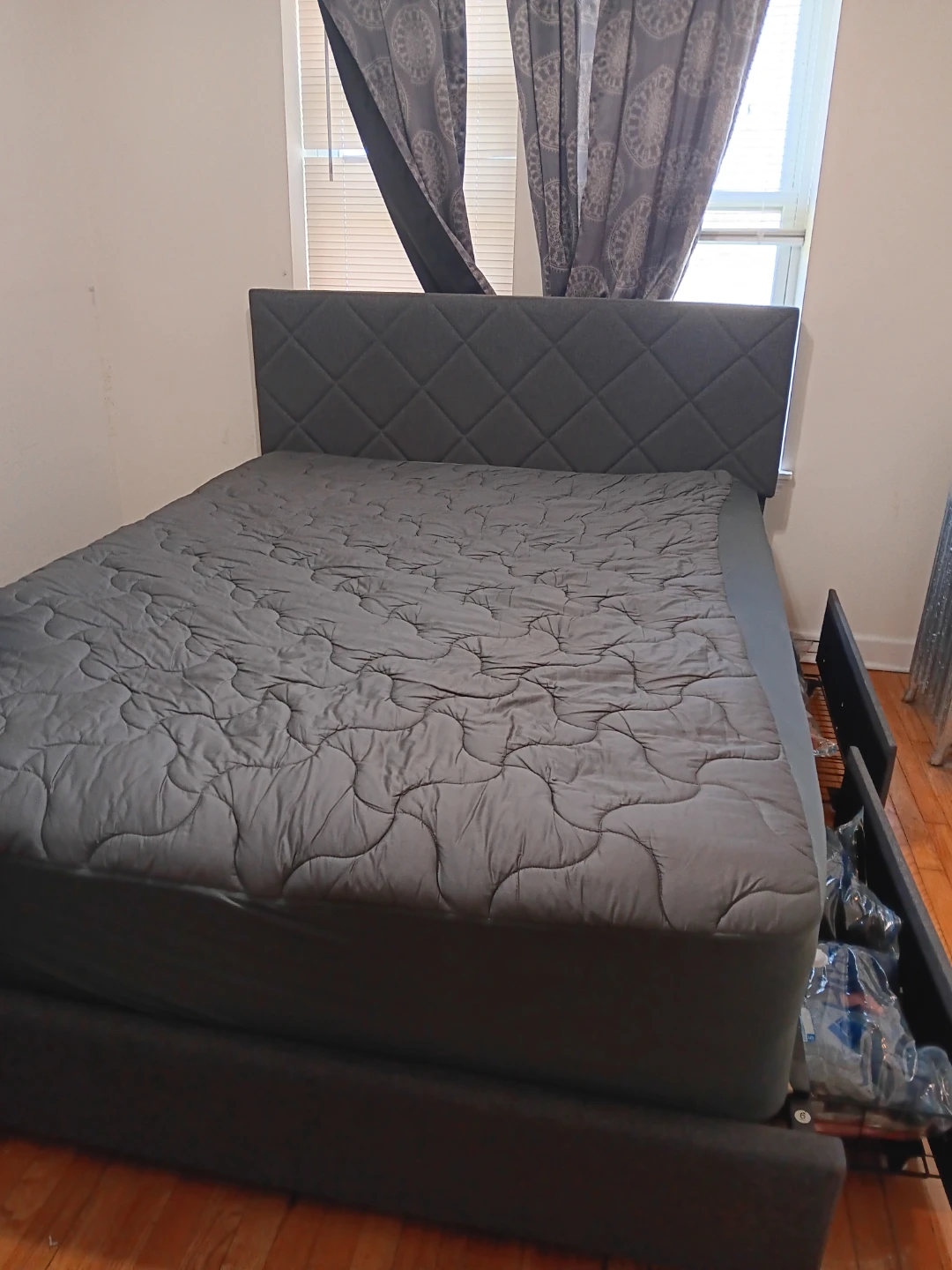 Queen bed bed frame with 4 drawers 2 years old grey - photo 3