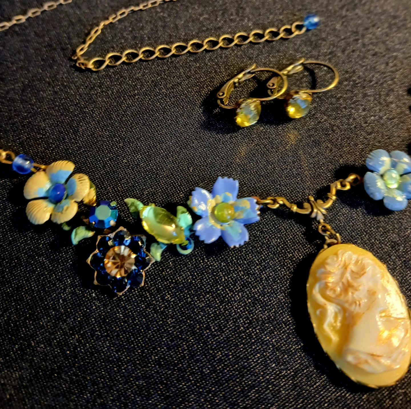 Cameo Necklace and Earring Set - photo 3