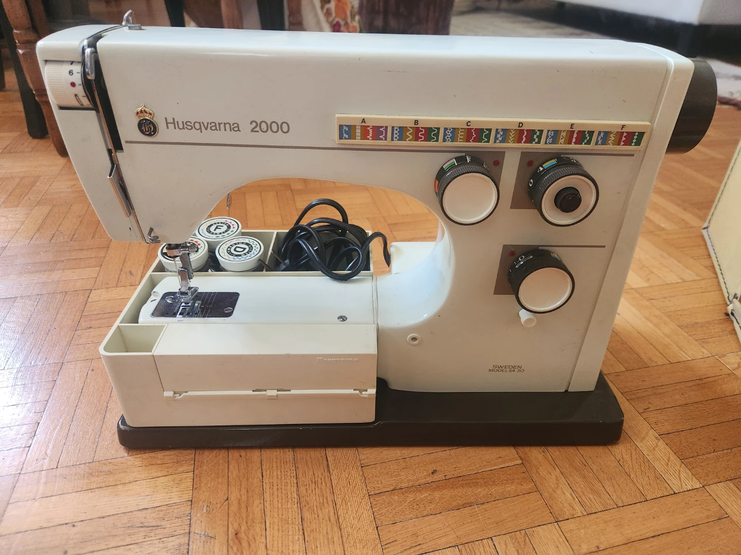 1970's Husqvarna 2000 Sewing Machine with Case - photo 2