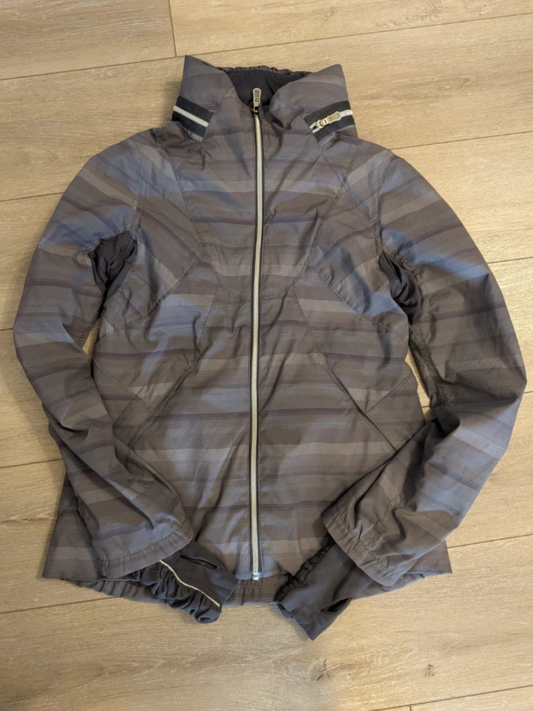 Lululemon Women's Athletic Jacket Size 6 - photo 2