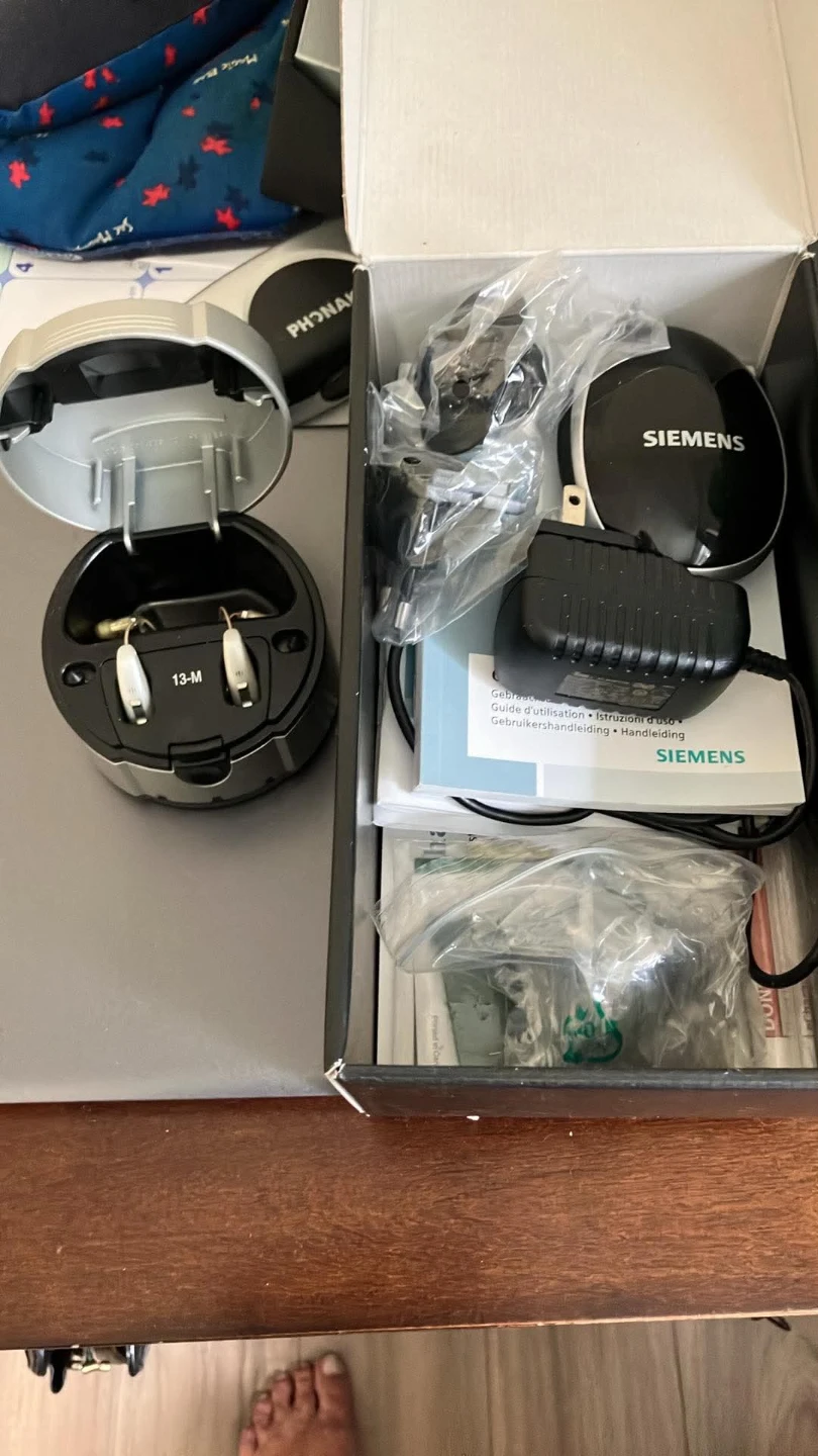 Phonak and Siemens Hearing Aids with Accessories - photo 4