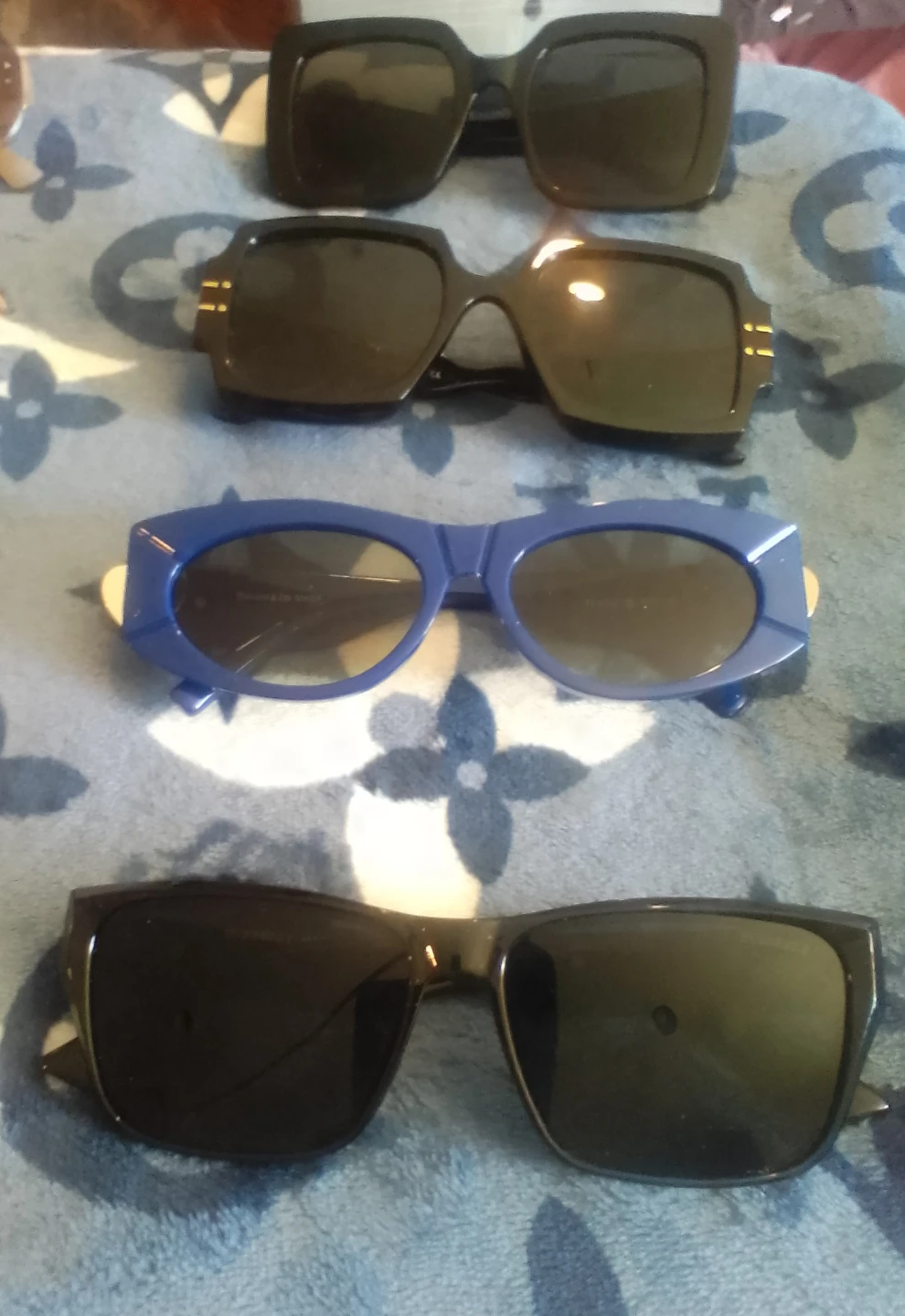 BUNDLE SALE: 1 Crossbody purse, 1 wallet and 1 sunglasses $200 - photo 5