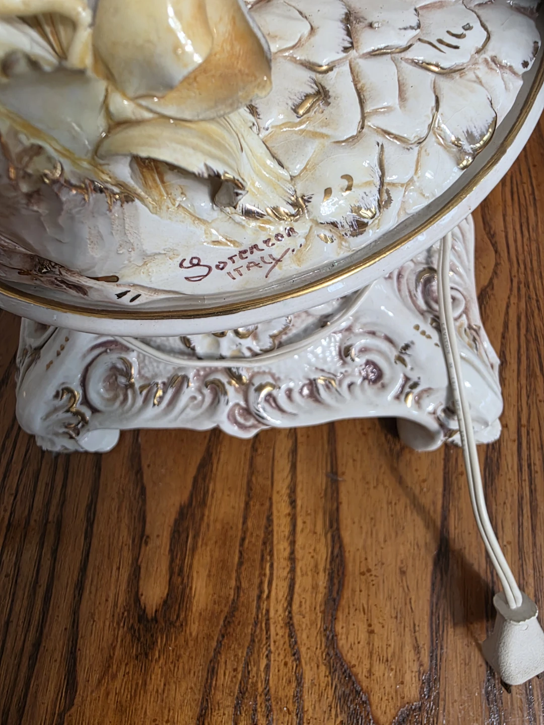 Pair of Vintage Figurine lamps with marble tables.. - photo 3