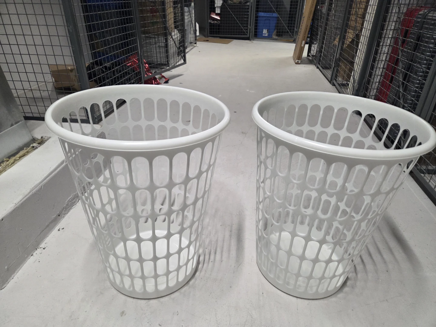 Set of 2 White Plastic Laundry Baskets - photo 2