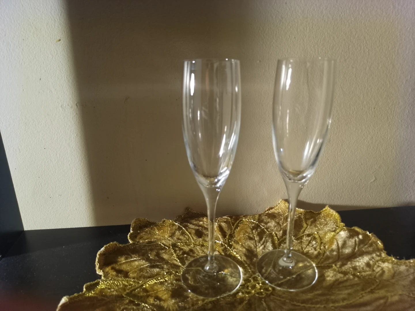 Set of 2 Clear Champagne Flutes and one small flower rug - photo 2