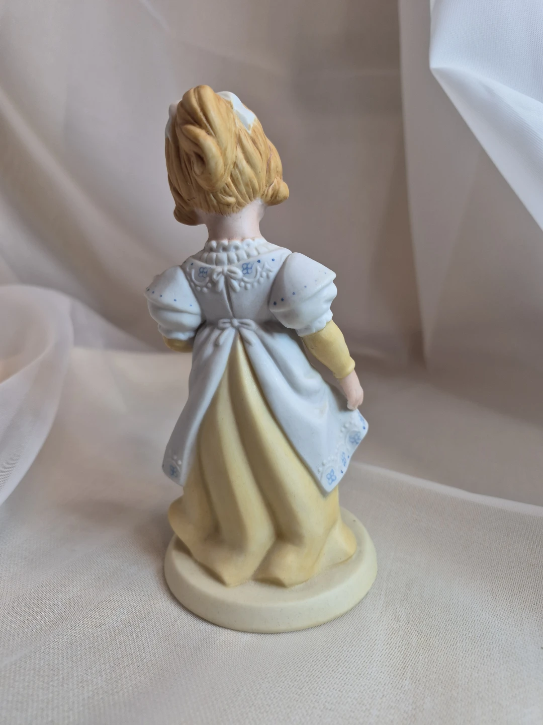 A Mothers Love 5 1/2" AVON 1982 Handcrafted Porcelain Figurine - photo 4