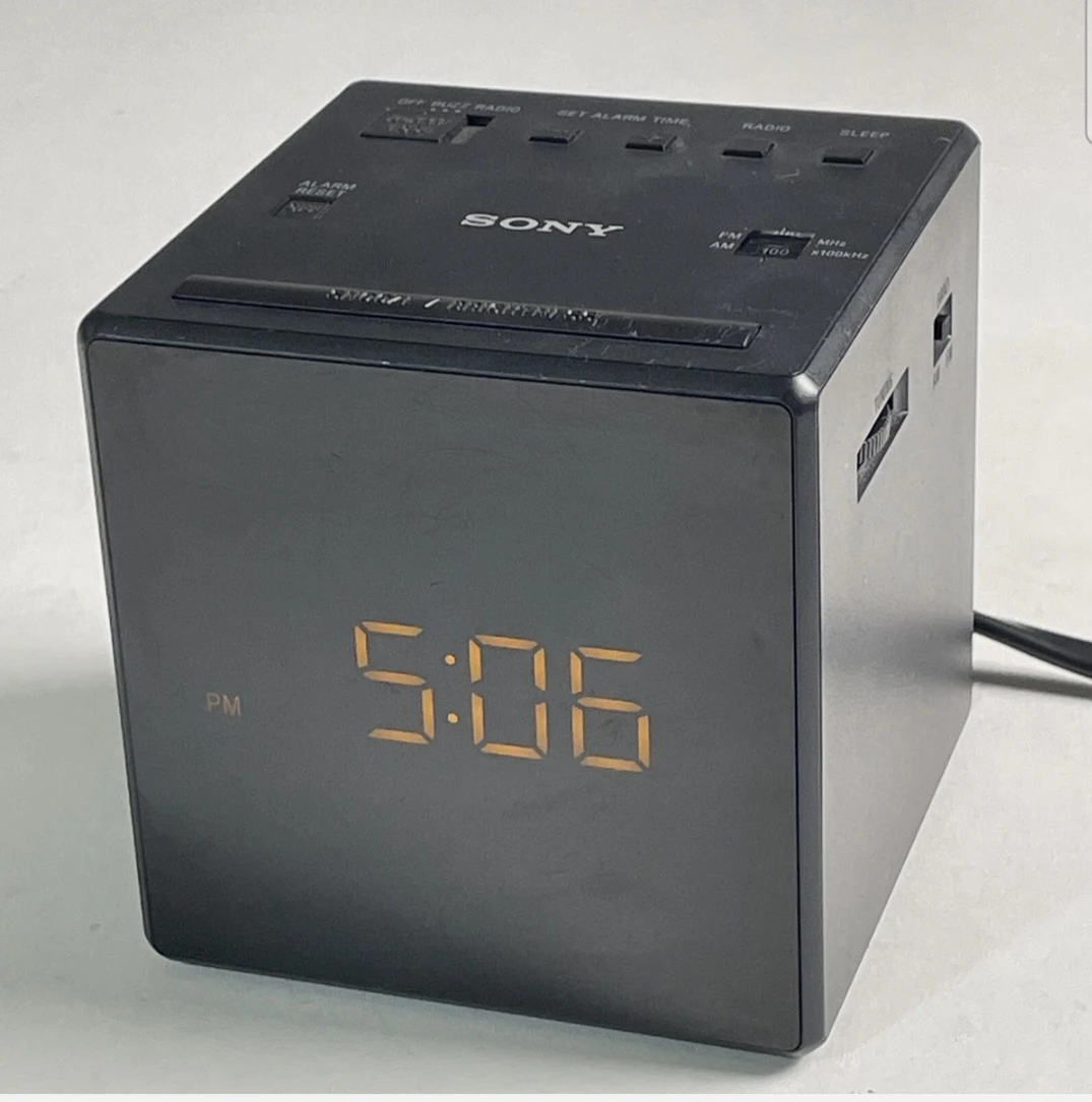 Sony Cube Alarm Clock Radio - photo 2