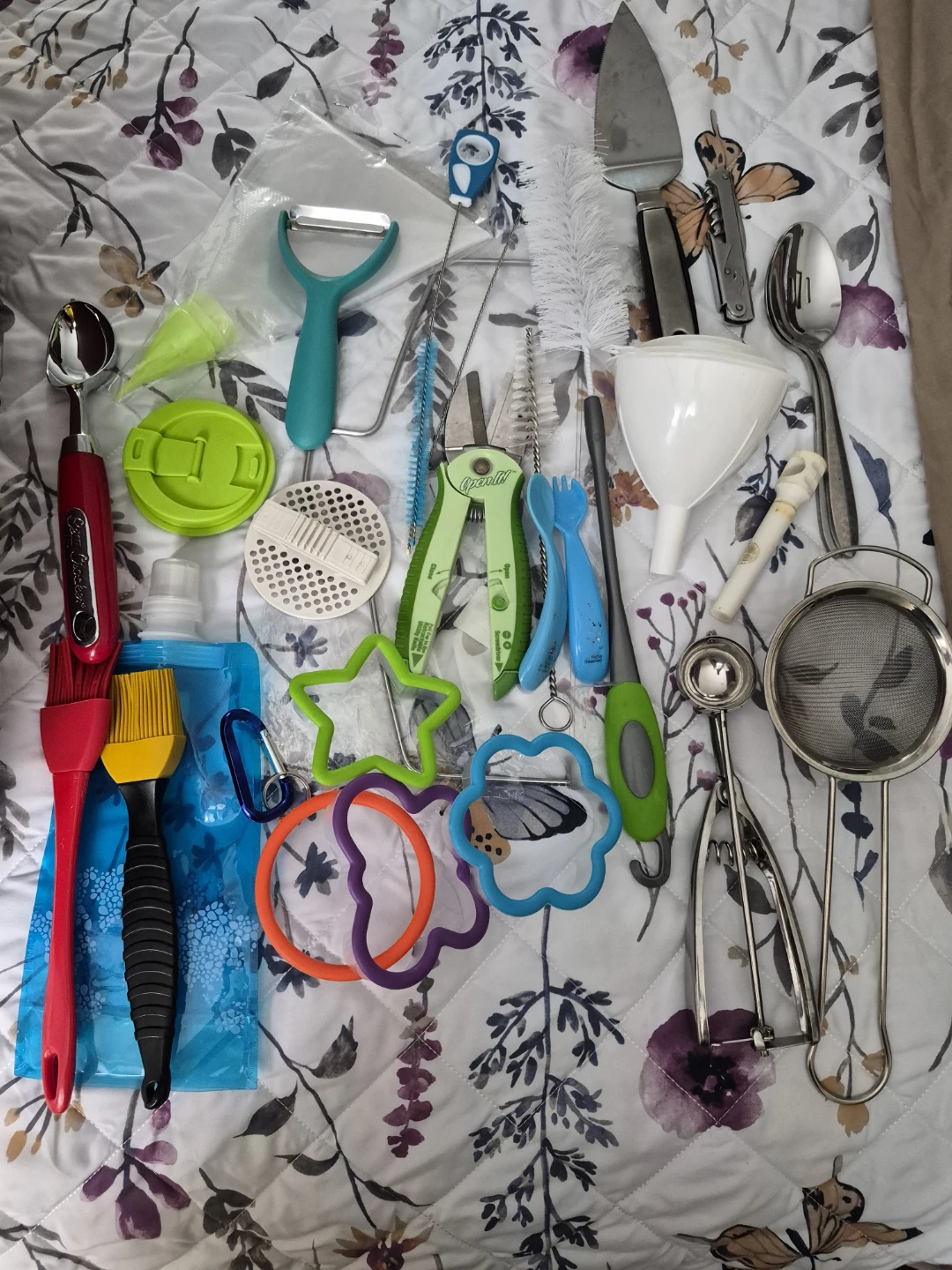 Kitchen Gadget Assortment - Peeler, Cutters, Scoops & More