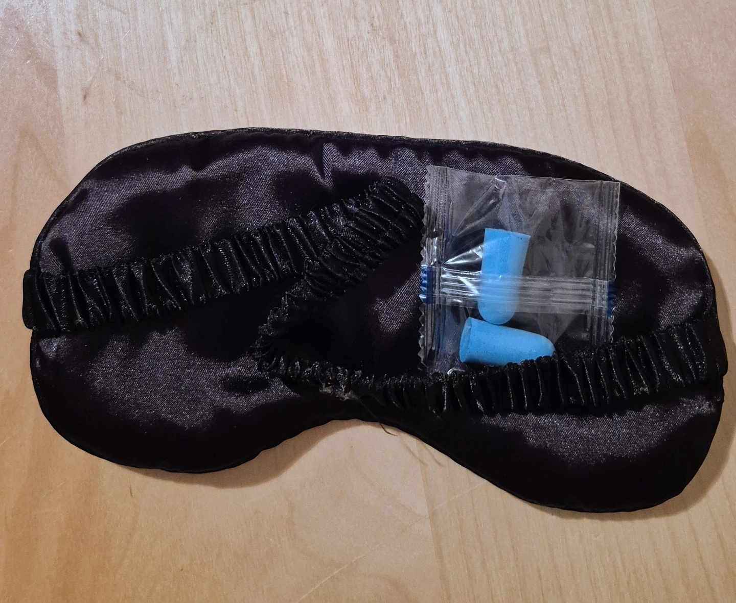 BN)Black satin sleep mask with blue earplugs - photo 2