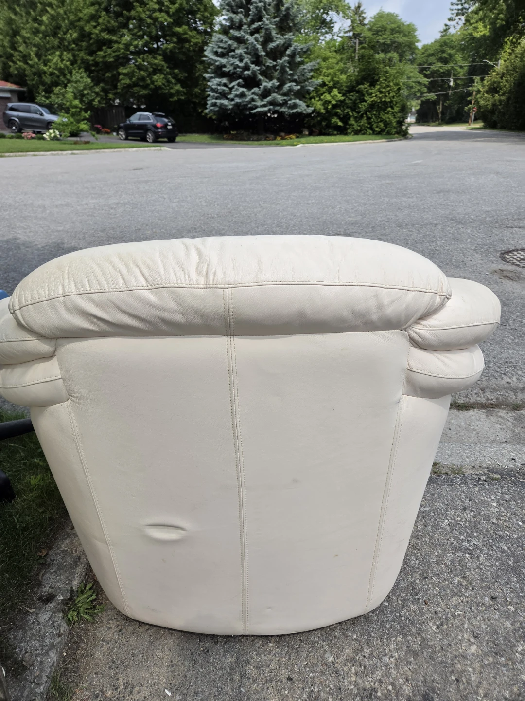 Cream Leather Armchair - photo 3