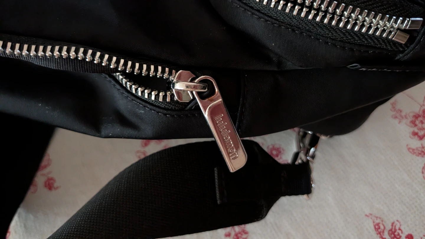 lululemon everywhere sling bag 4.2L - photo 5