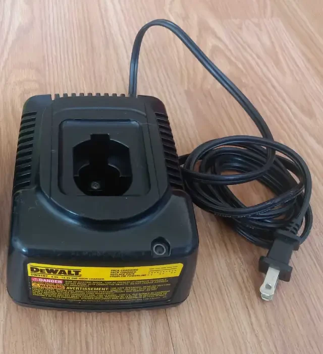 Black Decker 14.4V Drill, Battery and Flashlight - photo 2
