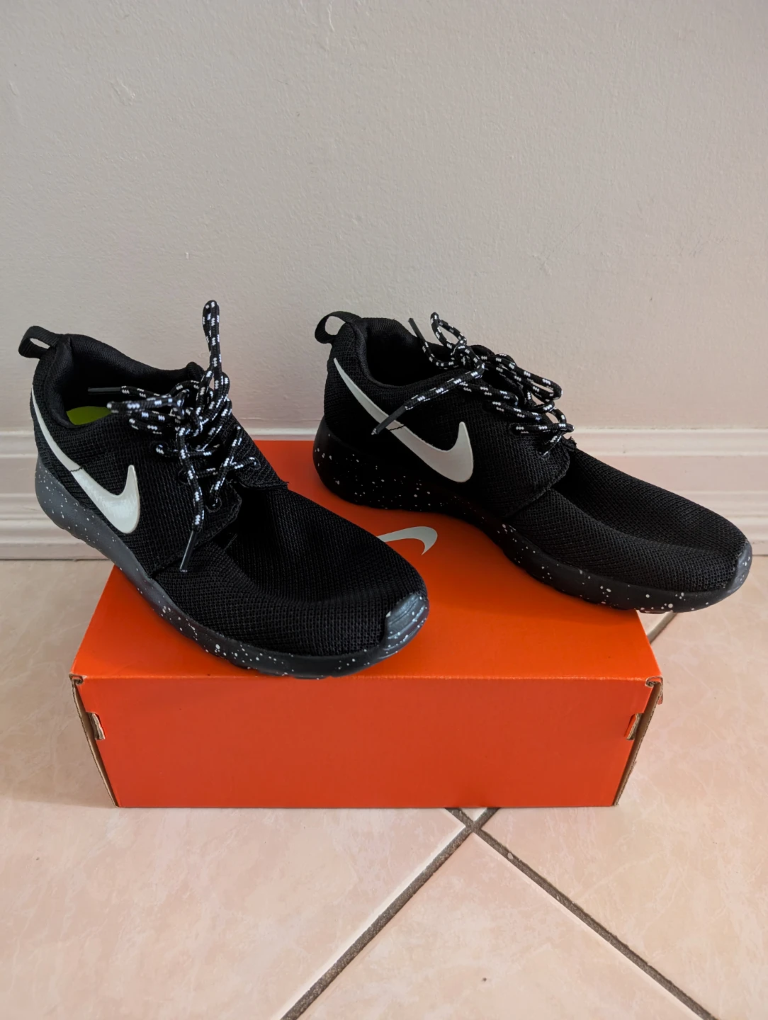 Nike Womens Roshe Run Shoes - (Size 6.5)