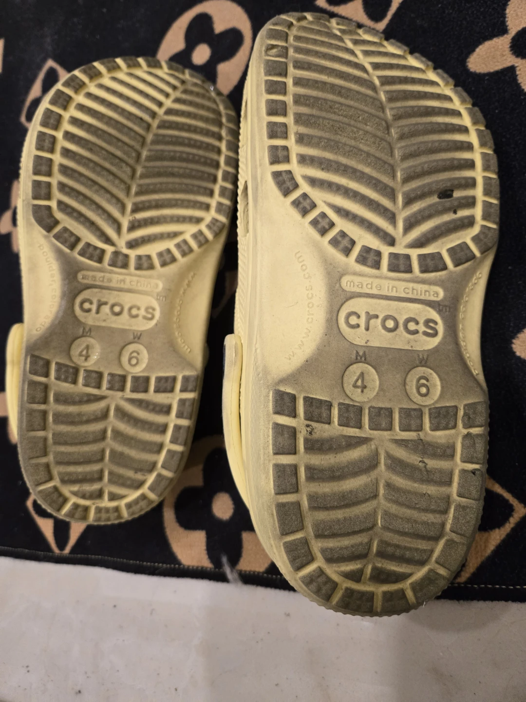 Yellow Crocs Size 4/6 - photo 3