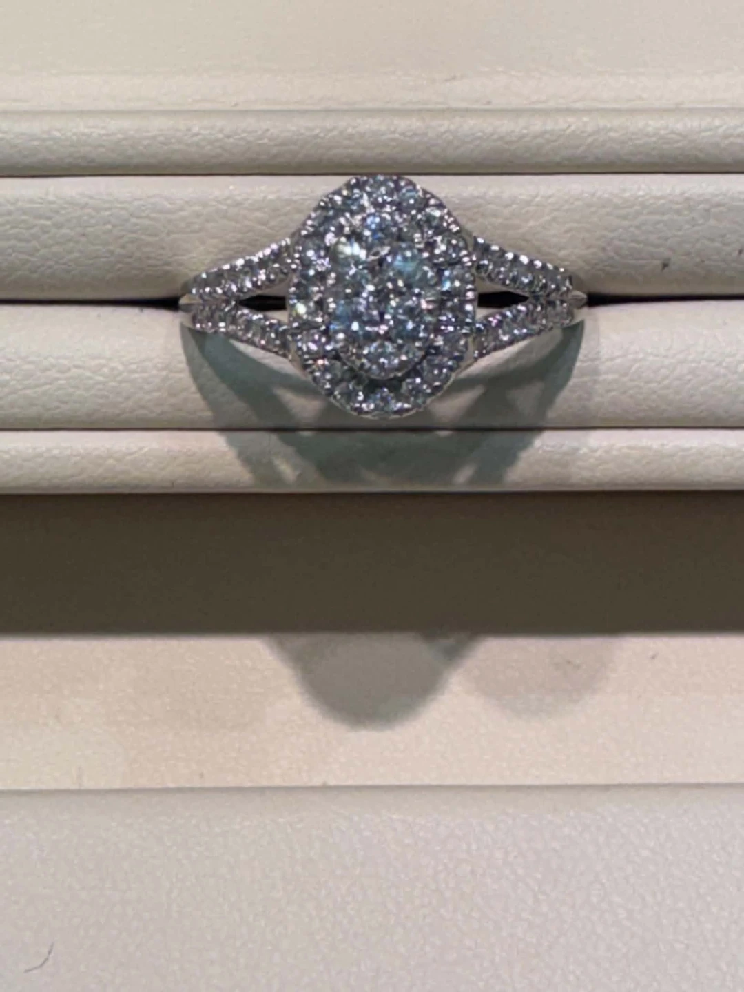 Beautiful NEW 10kw White Gold  size 7 ring. - photo 3