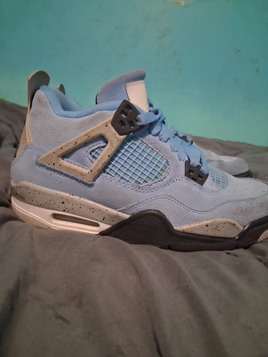 Air Jordan 4s university blue