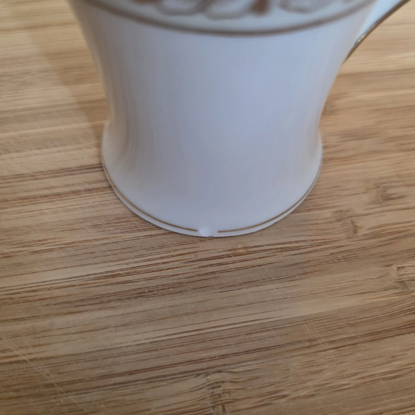 White porcelain creamer with gold trim - photo 2