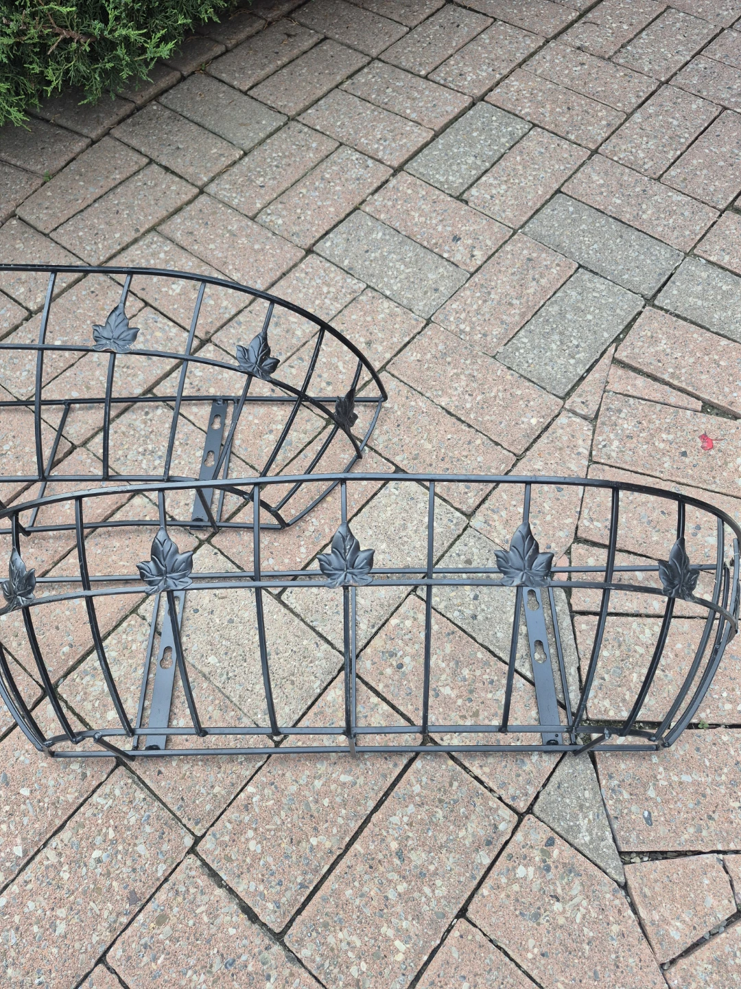 Set of 2 Great Metal Hanging Planters with Leaf Accents - photo 2
