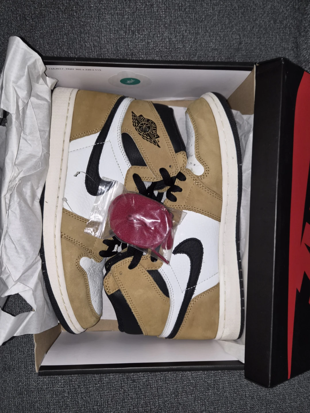Nike Air Jordan 1 Retro High OG - Golden Harvest - photo 3