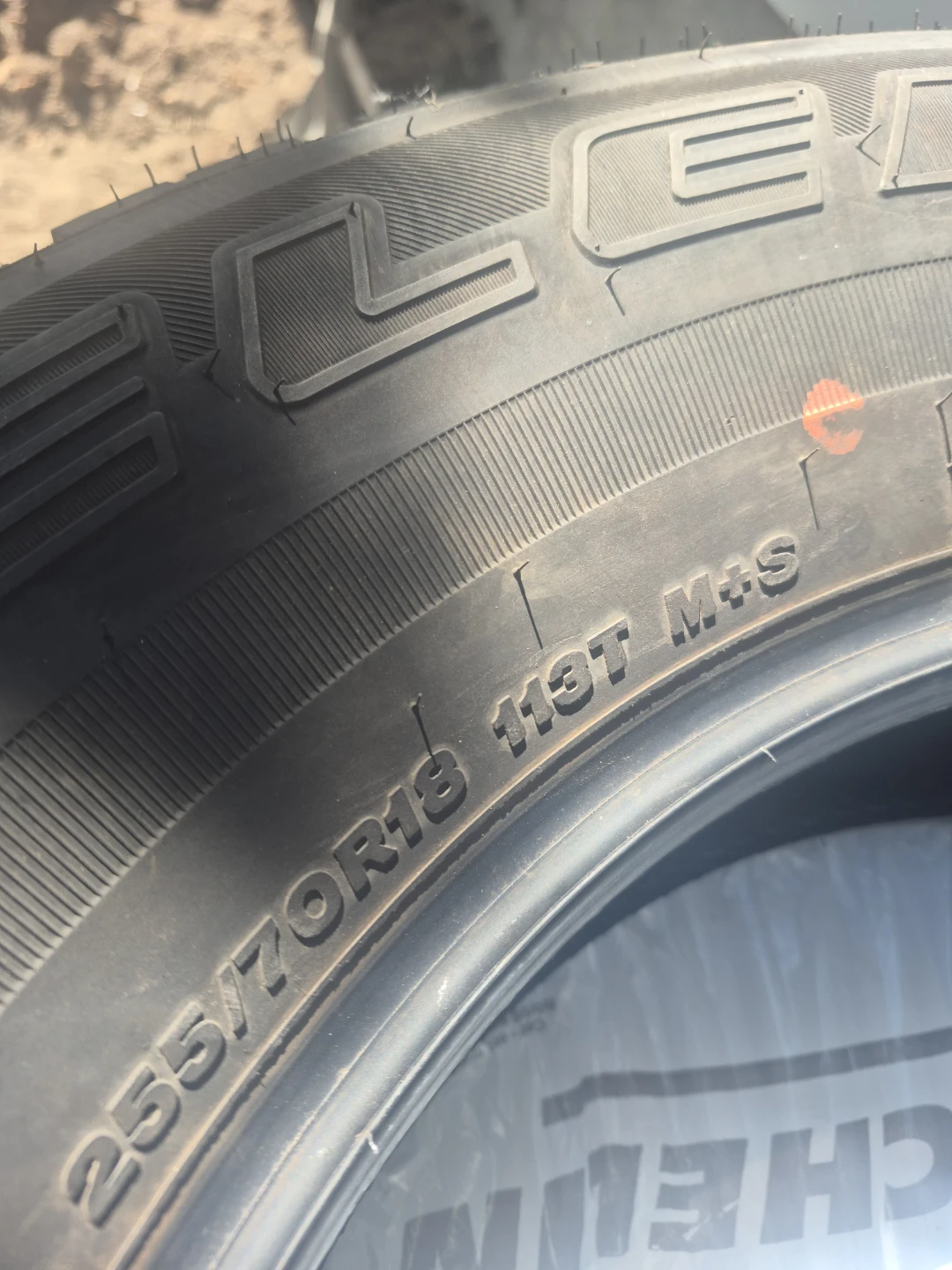 5 Bridgestone dueller at 255/70R18 113T M+S - photo 4