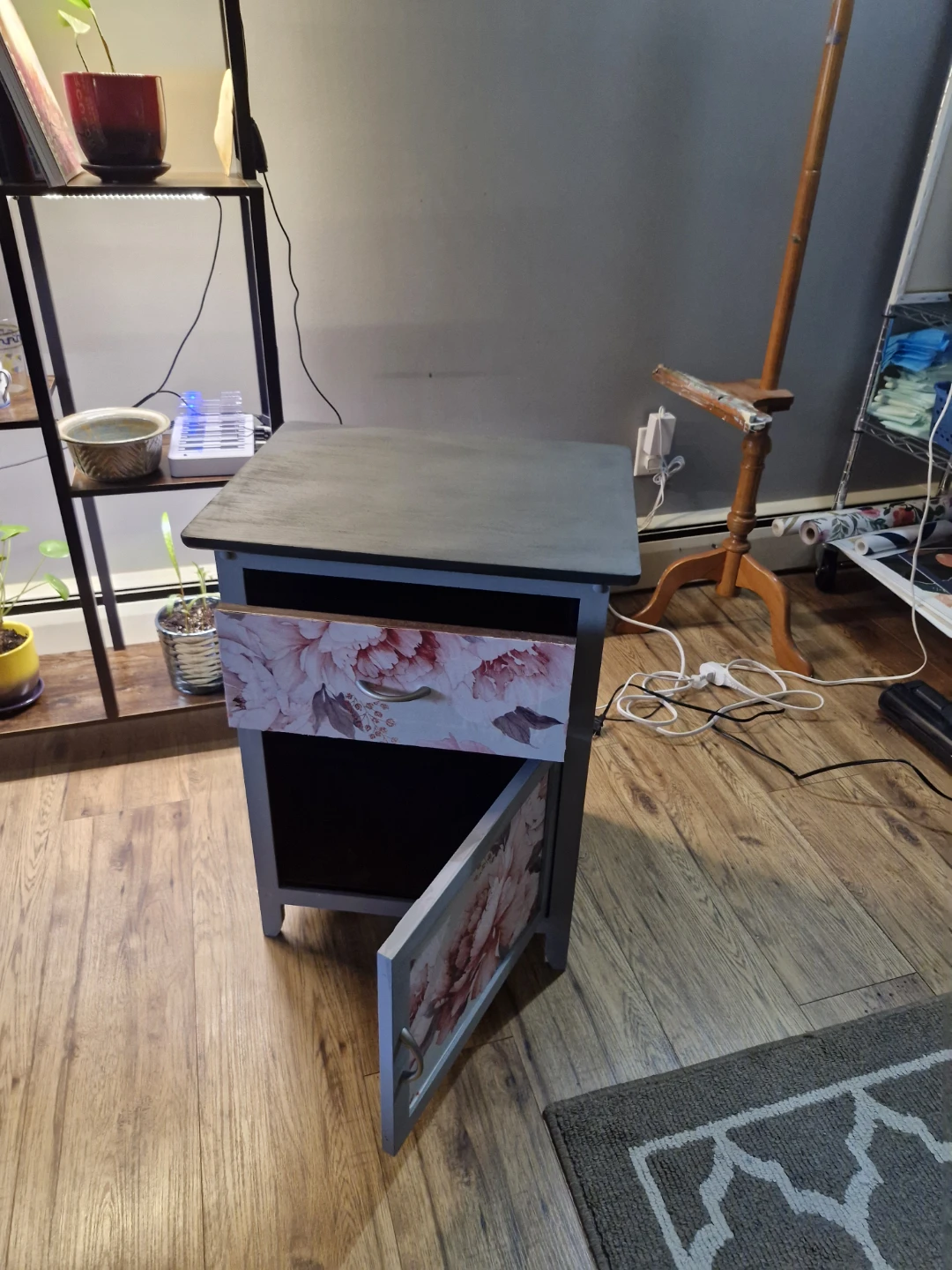 Floral pattern grey nightstand - photo 5
