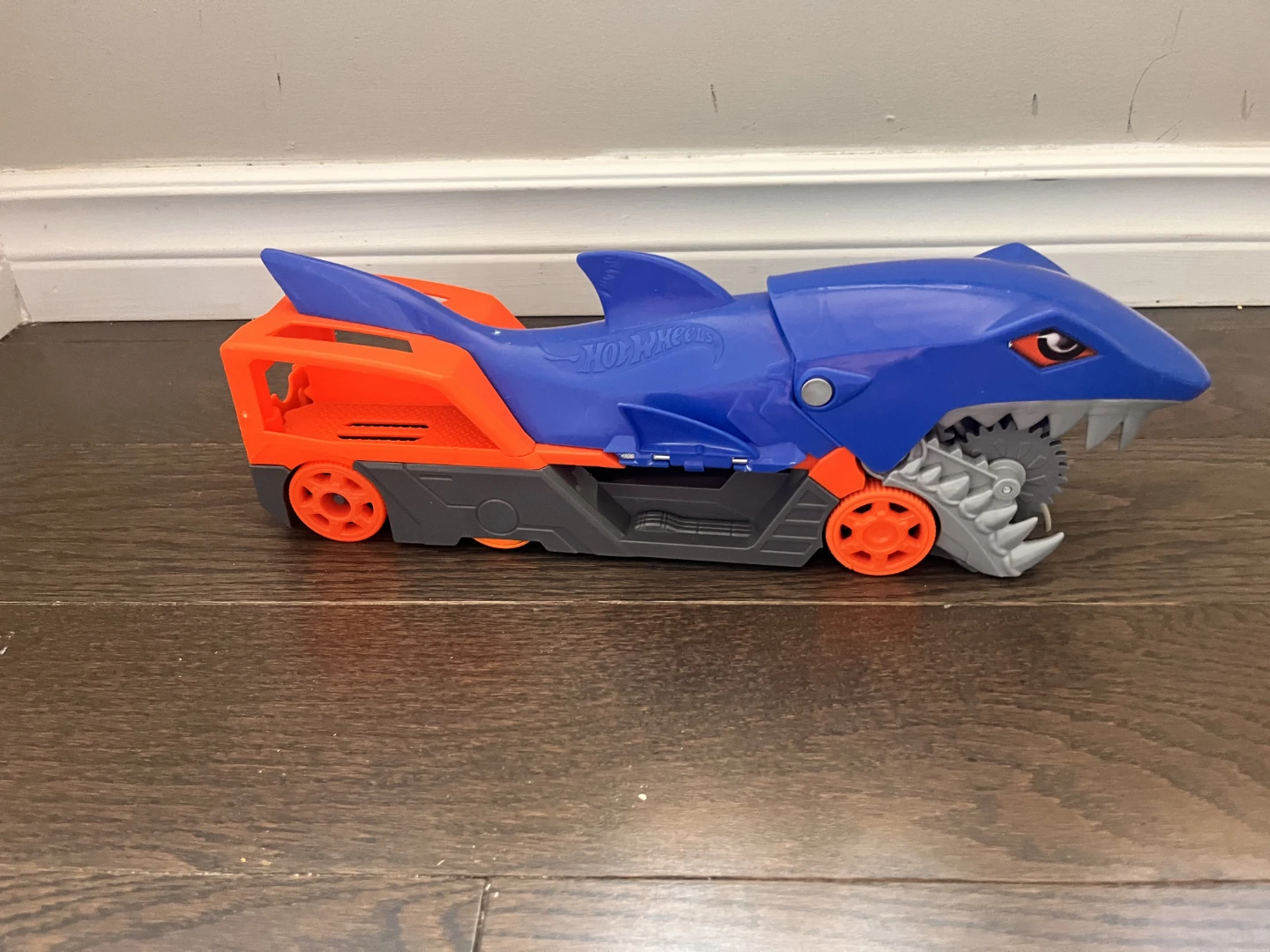 Hot Wheels Shark Truck & Playset Bundle - photo 5
