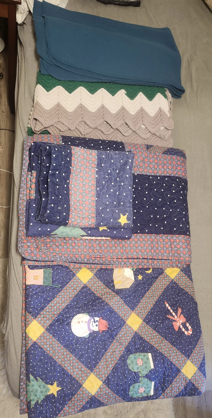 Quilt and Blankets Bundle - photo 2
