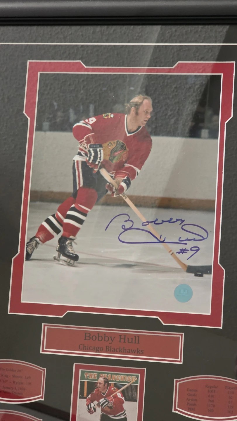 Bobby Hull Autographed framed collage Photo... 181/2 W × 23 "H - photo 2