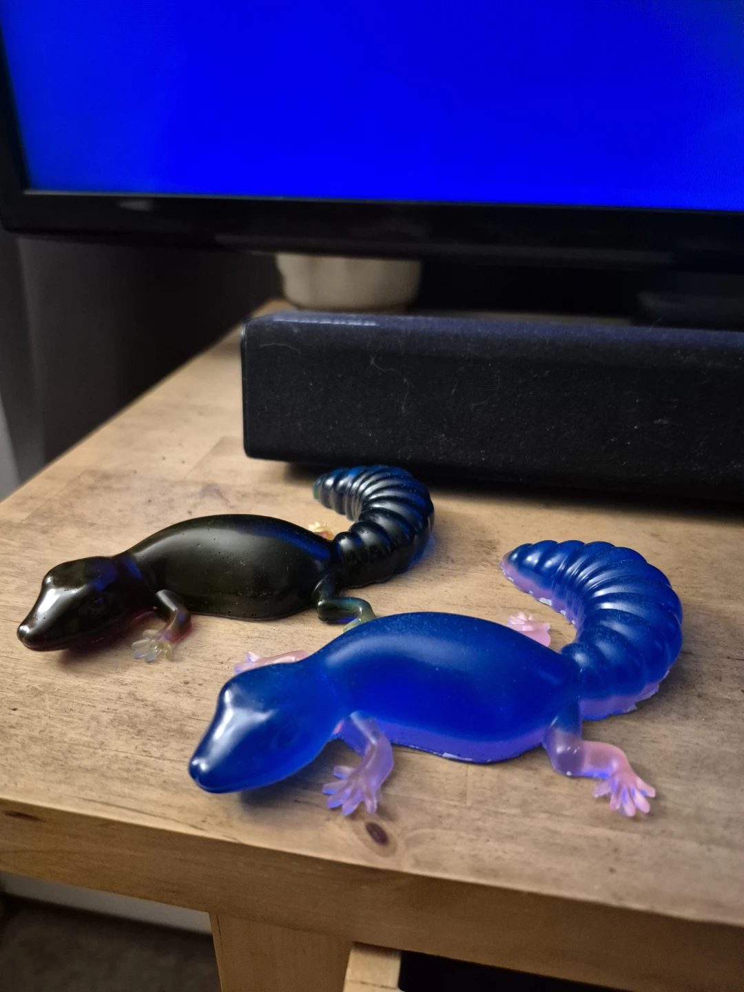 Two Gecko Resin Figurines - Blue and Black - photo 3